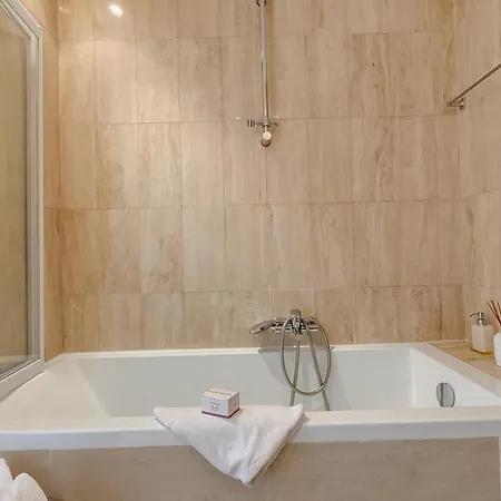 A Casa Di Arianna - Happy * מנטון